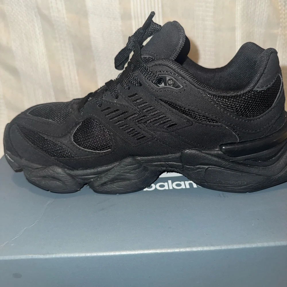 New Balance 9060 Sneakers Triple Black Youth 6.5 Women’s Size 8 - Picture 7 of 10